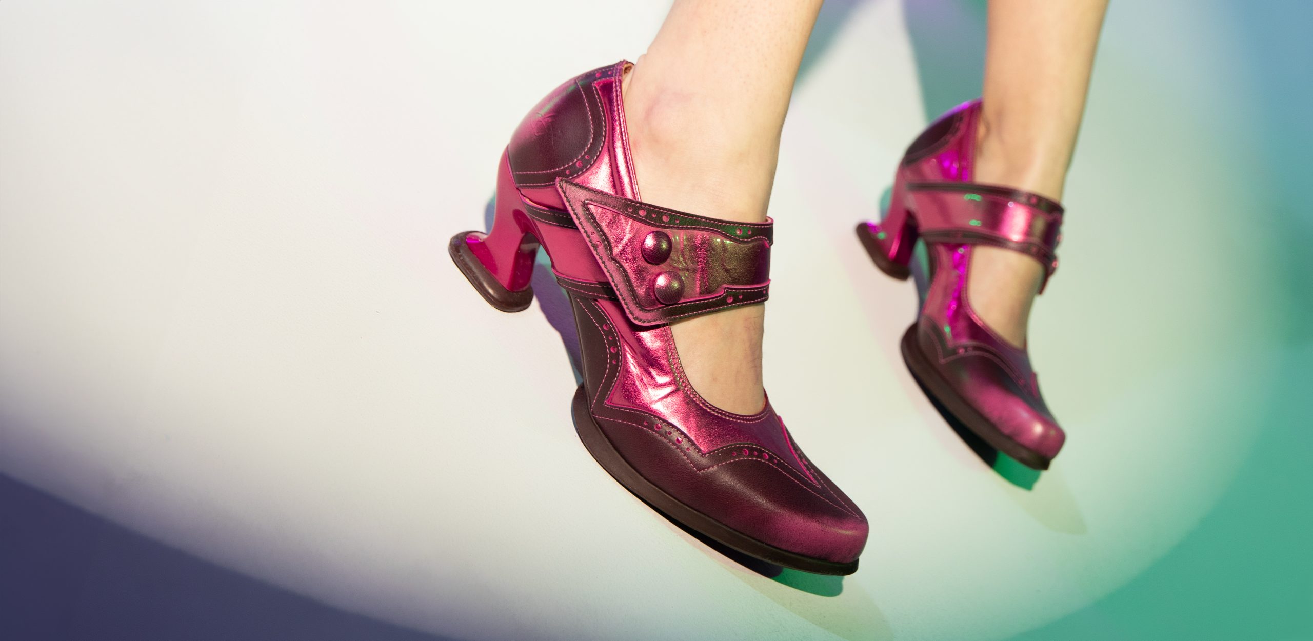 Les pieds d'une femme dans une paire de chaussures roses à Accueil.